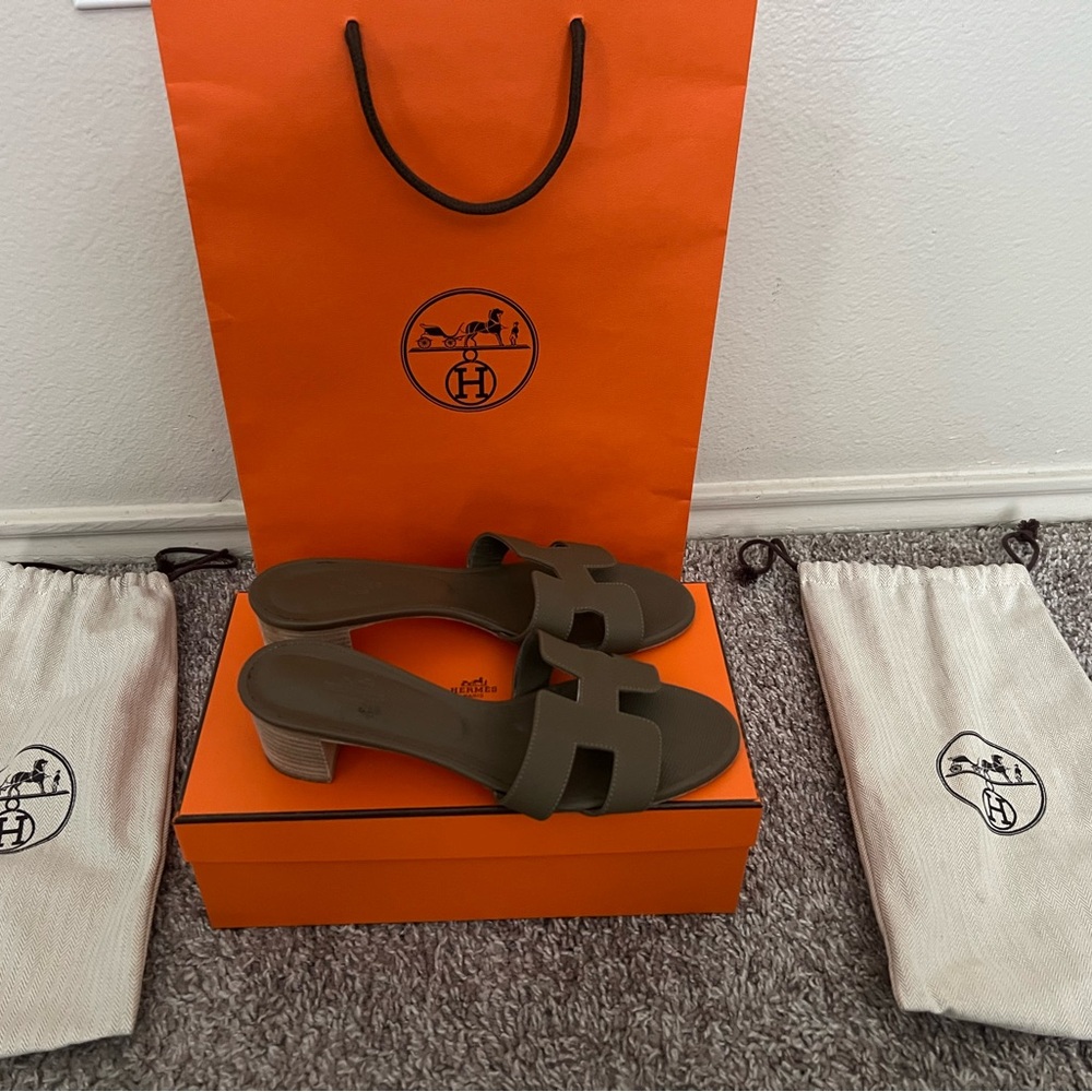 Hermès Green Leather Sandals with H Cut-Out Design